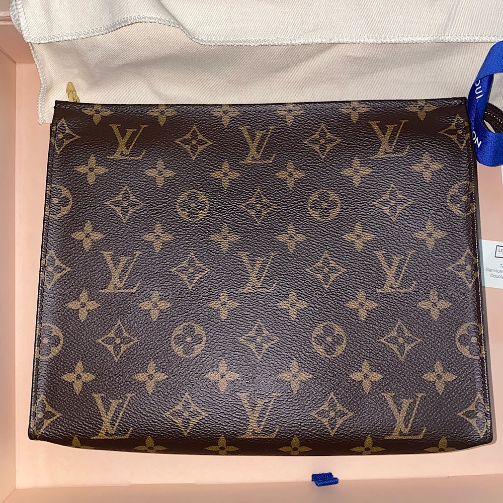 Louis Vuitton TOILETRY POUCH 26